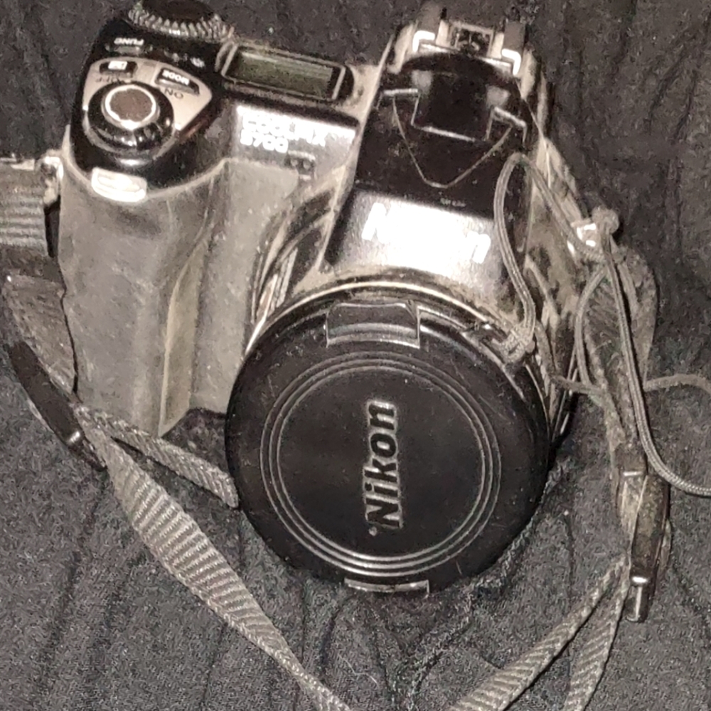 Nikon Digital camera vintage point and shoot model number 5700 cool pix